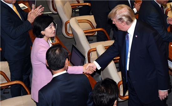 [트럼프 국회연설⑥]클린턴보다 박수 더 받아…22차례 갈채 