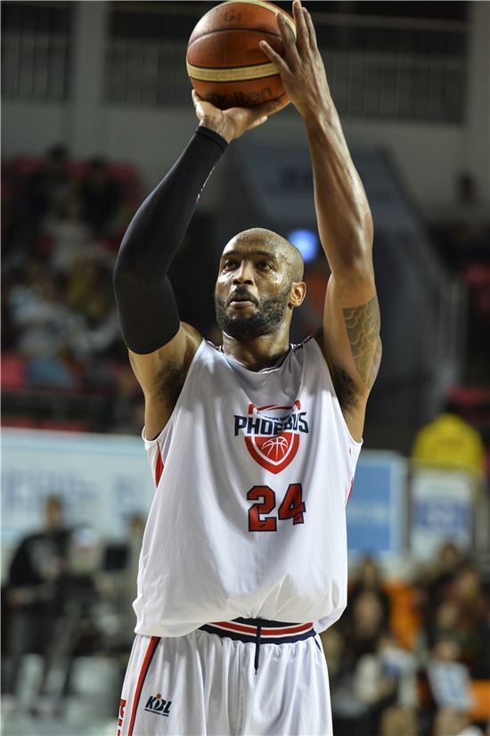 '테리 26득점' 현대모비스 KCC 4연승 저지 