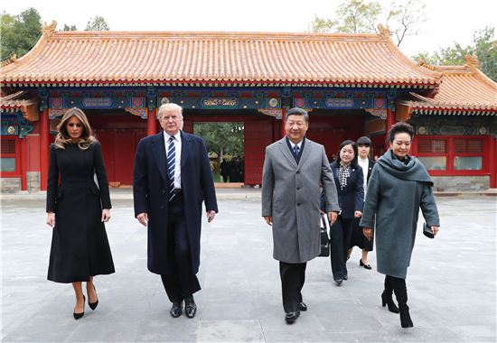 도널드 트럼프 미국 대통령 부부와 시진핑 중국 국가주석 부부가 베이징 자금성을 둘러보고 있다. [사진=EPA연합]