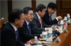 김동연 부총리 겸 기획재정부 장관(왼쪽 두번째)이 9일 수출입은행 5층 대회의실에서 경제관계장관회의를 열고 일자리 안정자금 시행방안을 논의하고 있다.