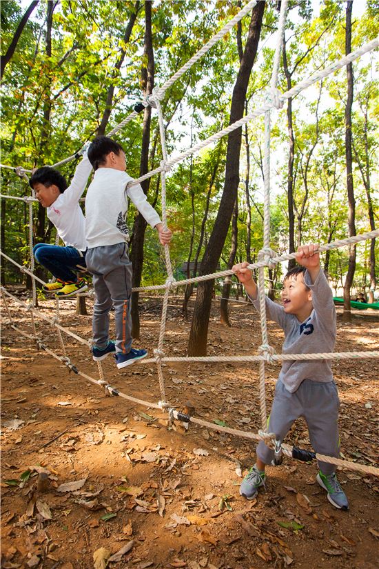 신정산유아숲체험원에서 놀고 있는 아이들 
