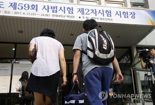 지난 6월 서울 연세대학교에서 열린 제59회 사법시험 2차시험 응시자들이 시험장으로 향하고 있다. [이미지출처=연합뉴스]