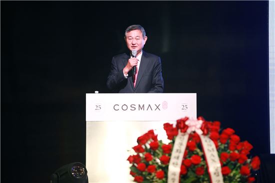 이경수 코스맥스그룹 회장이 8일 경기도 수원 신텍스에서 열린 창립 25주년 기념식에서 새로운 25주년의 비전 발표를 하고 있다. 이 회장은 '바른 기업, 고객과 함께하는 기업'이 되겠다고도 다짐했다.  