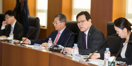 최종구 금융위원장이 9일 서울 영등포구 한국거래소에서 글로벌 기관투자가를 초청해 '2017 회계개혁' 관련한 설명회(IR)를 열고 우리기업의 경영 투명성을 높이기 위한 각오와 관련 제도개선방향을 말하고 있다.
