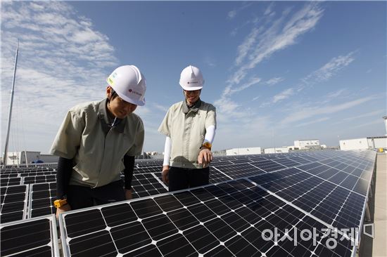 LG디스플레이 직원들이 파주공장에 설치한 태양광 장비를 살펴보고 있다. [사진제공=LG디스플레이]