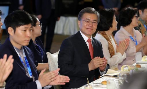 문재인 대통령과 부인 김정숙 여사가 8일 오후(현지시간) 인도네시아 자카르타 물리아호텔에서 열린 동포간담회에 참석해 박수를 치고 있다. 사진=연합뉴스