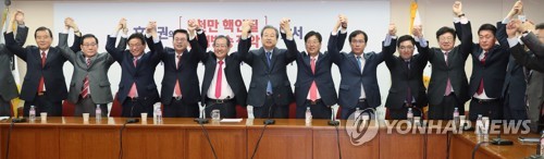 홍준표 자유한국당 대표(왼쪽 다섯 번째)가 9일 오전 서울 여의도 당사에서 열린 재입당 국회의원 간담회에서 바른정당을 탈당해 재입당한 의원들과 손을 잡고 있다. /사진=연합뉴스 