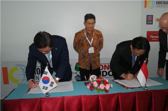 대한건설협회(회장 유주현)는 9일 인도네시아 자카르타에서 인도네시아 국가건설개발진흥원과 건설산업 발전을 위한 상호협력 양해각서(MOU)를 체결했다.
