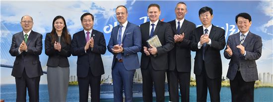 유정복 인천시장이 9일 독일 베터(Vetter)사 한국지사 개소를 축하하며 베터사 대표 일행과 기념촬영을 하고 있다.［이미지출저=인천시 제공］
