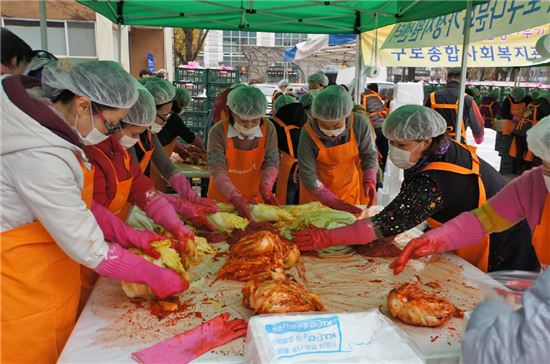 사랑의 김장 나눔...구로구  7165박스 김장 릴레이