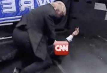 도널드 트럼프 미국 대통령이 지난 7월 3일 트위터에 올린 CNN을 들어 메어치는 패러디 영상의 한 장면 [이미지출처=연합뉴스]