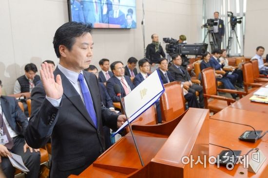 홍종학 장관이 지난달 인사청문회 당시 선서하는 모습.   
