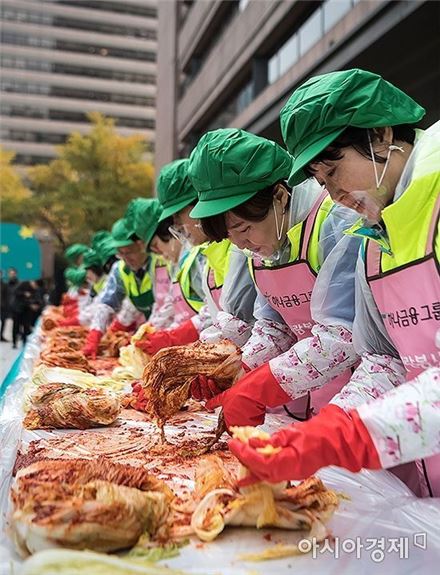 빨간배추부터 김치통까지…김장 시즌 맞아 유통업계 '분주'(종합)