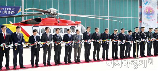 서해지방해양경찰청 대형헬기 취항 및 무안 격납고 준공식이 10일 무안국제공항 해양경찰항공대에서 열린 가운데 우기종 전남 정무부지사, 박경민 해양경찰청장, 구자영 서해지방해양경찰청장, 박성현 목포해양대 총장, 정영덕 도의원 등이 테이프 커팅을 하고 있다.  사진제공=전남도