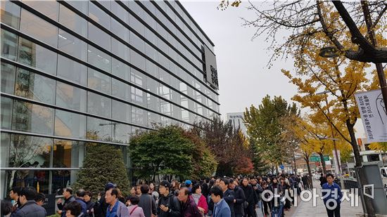 ▲ 10일 오전 10시부터 입장이 가능하다고 예고됐지만 이른 새벽부터 긴 줄이 형성됐다. 