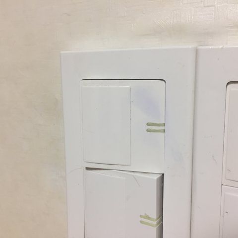 “얘들아 나 엘사인가봐” 만지기만 하면 파랗게 물드는 손