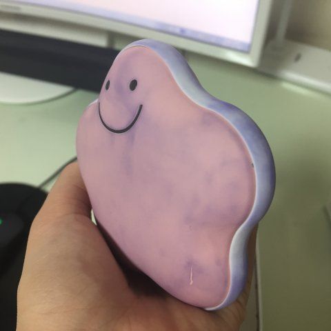 “얘들아 나 엘사인가봐” 만지기만 하면 파랗게 물드는 손