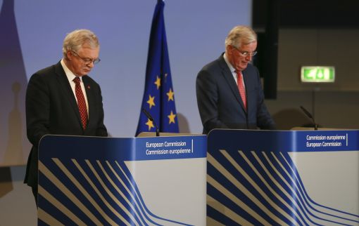 [이미지출처=연합뉴스]epa06320189 United Kingdom's Secretary of State for Exiting the European Union, David Davis (L) and Michel Barnier (R), the European Chief Negotiator of the Task Force for the Preparation and Conduct of the Negotiations with the United Kingdom under Article 50, give a press briefing at the end of 6th round of  Negotiation on 'Brexit' talks at the EU Commission, in Brussels, Belgium, 10 November 2017.  EPA/OLIVIER HOSLET<저작권자(c) 연합뉴스, 무단 전재-재배포 금지>