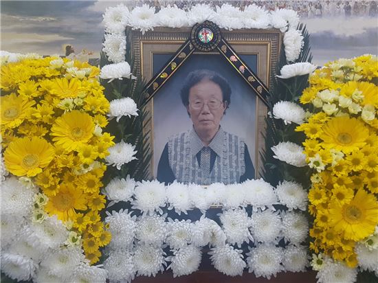 충남 당진장례예식장에 모셔진 일본군 위안부 피해자인 이기정 할머니의 영정. 사진=연합뉴스