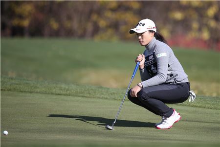 지한솔 3타 차 선두 "첫 우승 찬스~"