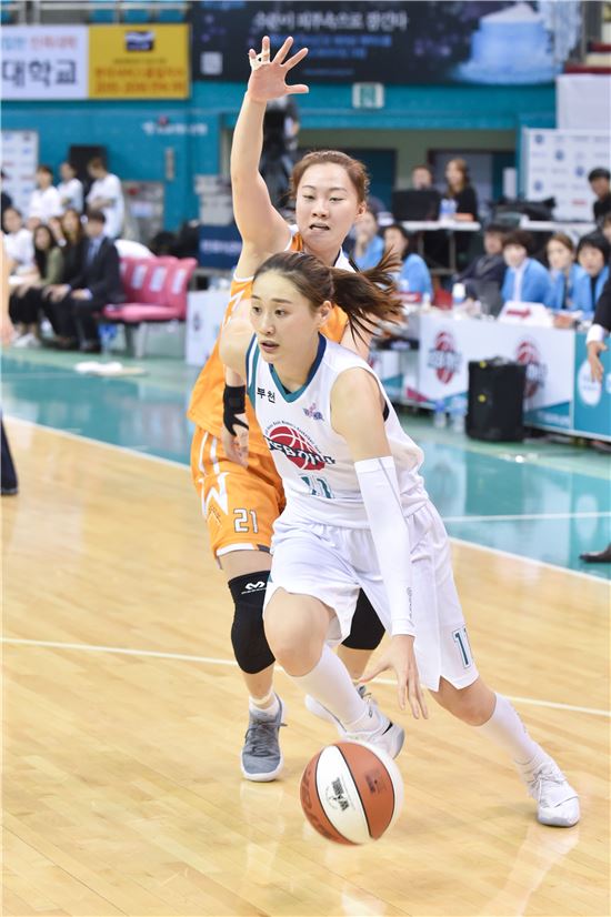 '강이슬 24점' KEB하나 2연승, 선두 KB 격침