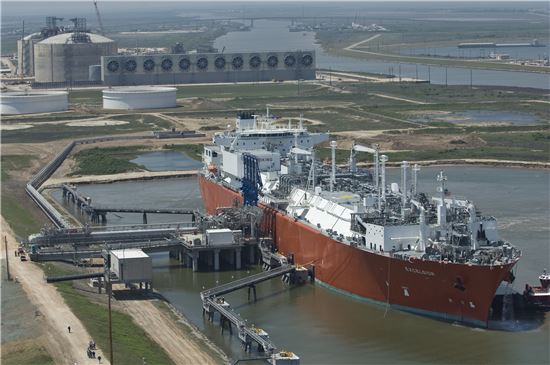 미국 텍사스 프리포트에 위치한 LNG 가스 수출터미널회사 프리포트LNG 전경. 액화한 LNG가스를 프리포트LNG 수출항을 통해 배로 수출한다. 