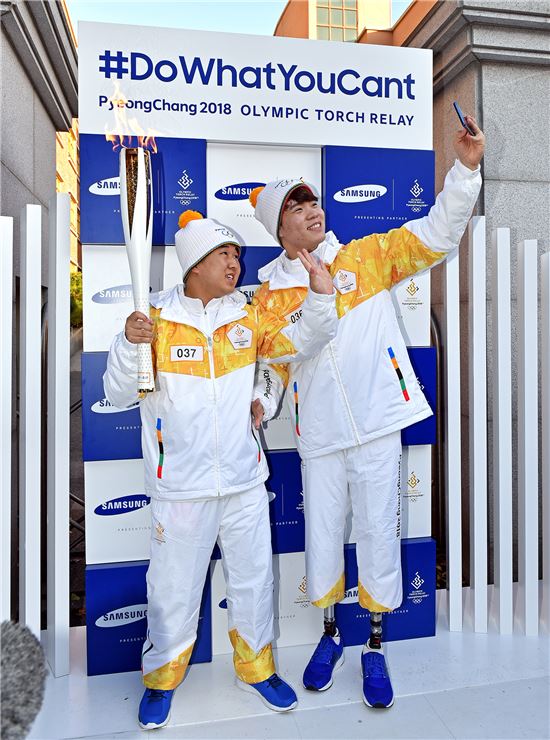 삼성전자, '로봇다리' 김세진 선수와 성화봉송 