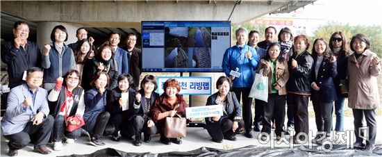 광산구가 10일 개최한 ‘풍영정천 IoT리빙랩’을 개통식에는 시민 100여명이 참석했다. 광산구는 이날 대형모니터로 시스템 작동 과정과 성능을 시연했다. 사진제공=광주시 광산구
