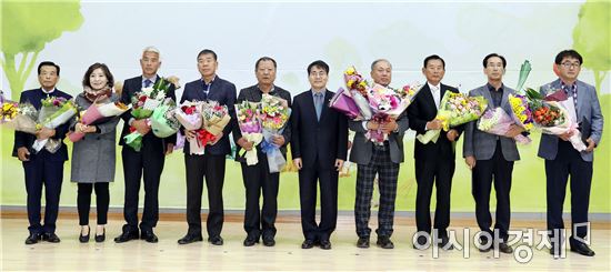2017년 전라남도 농업인의 날 기념식이 11일 강진 다목적실내체육관에서 열린 가운데 이재영 전남도지사 권한대행이 농업발전 유공자를 시상하고 있다.  사진제공=전남도