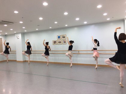 여자들의 로망 '발레'에 대한 관심이 꾸준히 늘고 있다. 사진은 광주광역시 남구 봉선동 스완키즈발레학원에서 성인여성들이 발레 강습을 받고 있다.