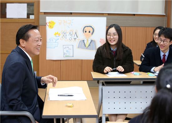 [포토]동일중 학생 멘토 된 차성수 금천구청장 