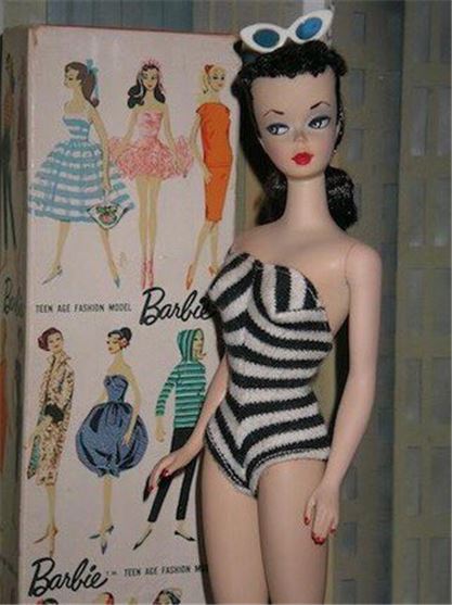 1959년 출시된 최초의 바비인형 모습. 빌트 릴리 인형의 외형에서 상당부분 차용해왔다. 여자어린이용 인형에 성인 여성체형의 인형이 등장한 것은 이때가 처음이었다.(사진=위키피디아)