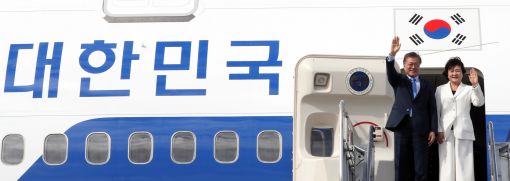 문재인 대통령과 김정숙 여사가 12일(현지시간) 오후 동남아시아국가연합((ASEAN)+3 회담, 동아시아정상회의(EAS) 등에 참석하기 위해 필리핀 마닐라 국제공항에 도착, 손을 흔들고 있다.[사진=연합뉴스]