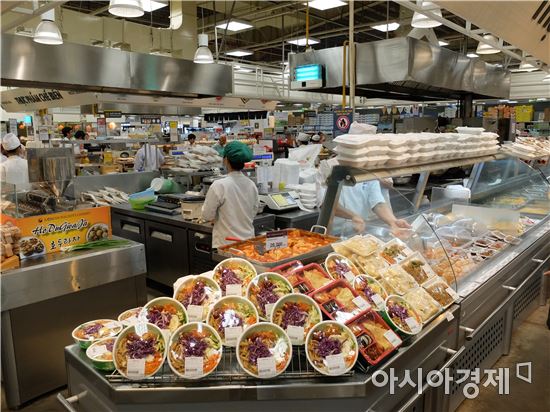 한국 음식 등 다양한 메뉴를 선보인 델리(조리식품) 코너.(사진=오종탁 기자)  