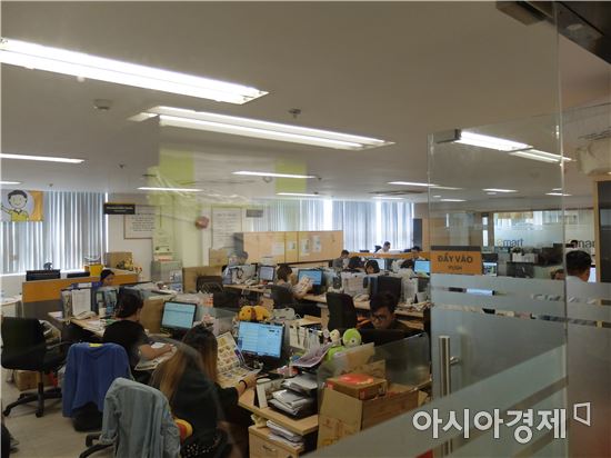 이마트 고밥점 사무실에서 근무하는 베트남 현지 인력들.(사진=오종탁 기자)