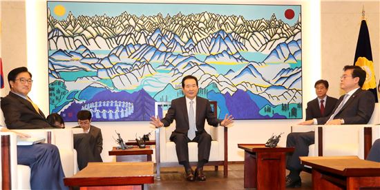 정세균 국회의장(가운데)은 13일 우원식 더불어민주당 원내대표(왼쪽)와 정우택 자유한국당 원내대표와 회동을 하고 있다.(사진=연합뉴스)
