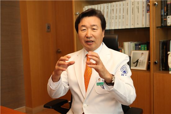 ▲신준식 자생의료재단 명예이사장