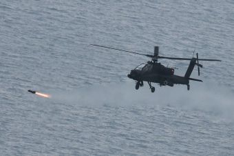 군 항공작전사령부 아파치(AH-64E) 헬기가 13일 헬파이어 미사일을 발사하고 있다.(사진=육군 제공)