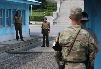 북한군 1명이 13일 오후 판문점 공동경비구역(JSA)으로 귀순해왔다. (사진=연합뉴스)