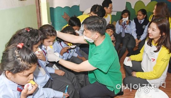 [포토] 인도 어린이 대상으로 치과 검진 봉사활동