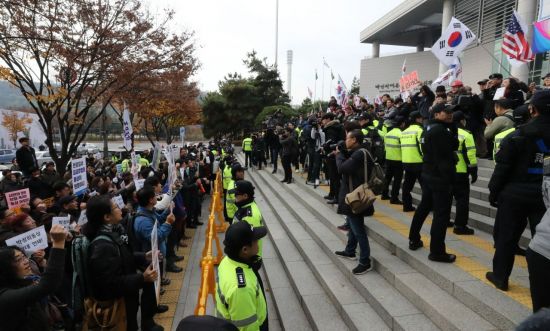 13일 서울 마포구 박정희대통령기념관에서 박정희대통령기념재단 주최로 열린 박정희 동상 기증식에서 건립 추진 단체와 반대 단체가 맞서고 있다. [이미지출처=연합뉴스]