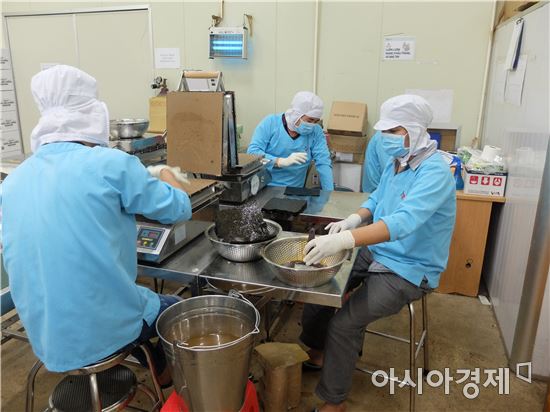 비비고 호찌민 공장의 베트남인 직원들이 김스낵을 만들고 있다.(사진=오종탁 기자) 