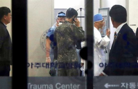 13일 저녁 경기 수원 아주대병원에서 이국종 교수와 군 관계자가 JSA로 귀순하다 북한군의 총격으로 부상을 입은 북한군 병사의 상태에 대해 이야기를 나누고 있다.