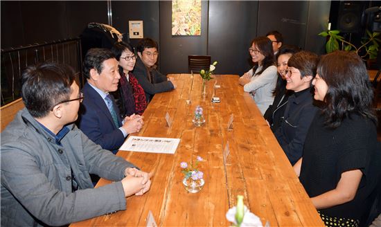 윤장현 광주시장, 2018 광주비엔날레 큐레이터와 간담회