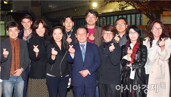 윤장현 광주시장, 2018 광주비엔날레 큐레이터와 간담회