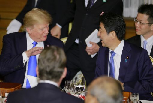 [이미지출처=AP연합뉴스]도널드 트럼프 미국 대통령과 아베 신조 일본 총리