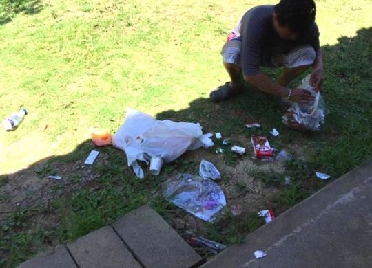 캠핑장 주인 일본인 A씨가 한국인 관광객들이 놓고 간 캠핑장 주변 쓰레기를 치우고 있다./사진=캠핑장 공식 페이스북
