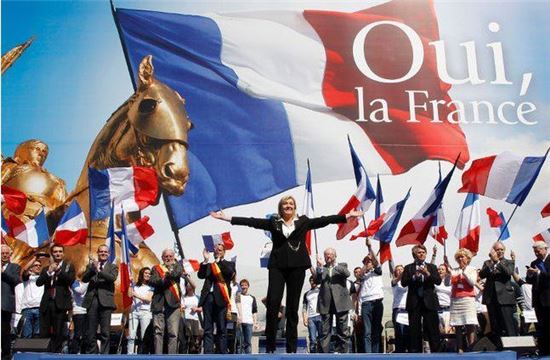 지난 2012년, 프랑스 극우정당인 국민전선의 마리 르펜 당수가 잔다르크 동상을 아이콘으로 내세우고 가진 집회 모습(사진=www.flickr.com)