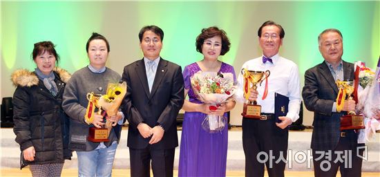 이재영 전라남도지사 권한대행이 13일 오후 도청 김대중강당에서 열린 제3회 전라남도 시니어 합창 경연대회에서 입상팀에 대한 시상을 한 뒤 기념촬영을 하고 있다. 사진제공=전남도