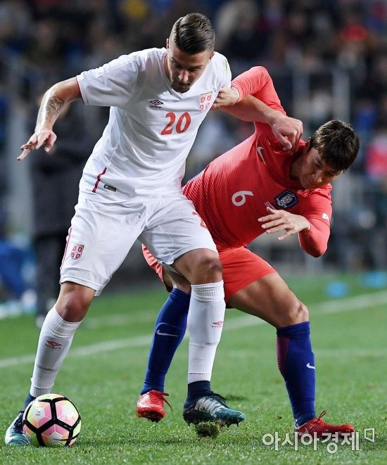 [한국-세르비아] 4-4-2 전형 약점 확인했다…세르비아전 가장 큰 수확